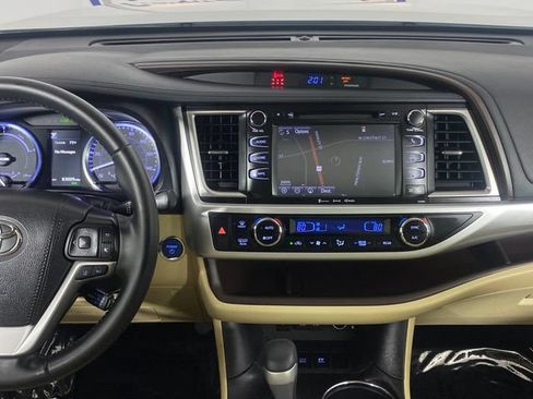 Used 2019 Toyota Highlander XLE AWD/4WD image 16