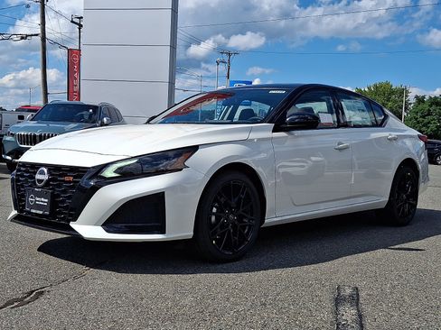 New 2026 Nissan Altima 2.5 SR w/ SR Midnight Edition Package AWD/4WD image 2