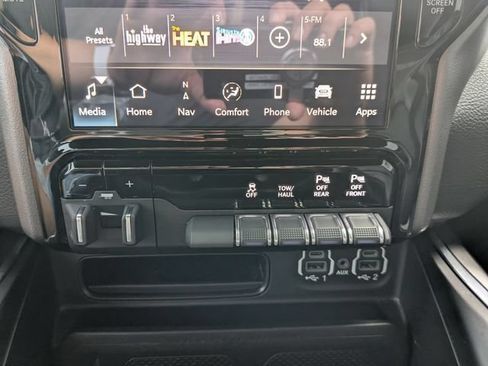 Used 2023 RAM 1500 Laramie AWD/4WD image 5