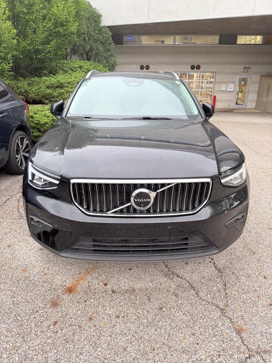 Used 2023 Volvo XC40 B5 Plus w/ Driver Assist Package AWD/4WD image 1