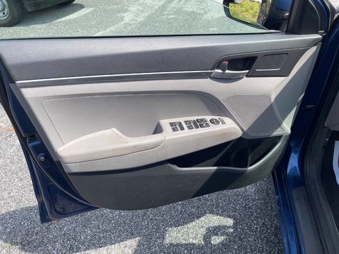 Used 2019 Hyundai Elantra SE FWD image 12