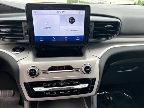 Used 2023 Ford Explorer XLT AWD/4WD image 10