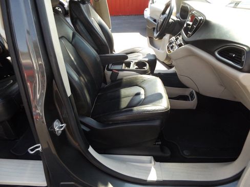 Used 2017 Chrysler Pacifica Touring-L image 19