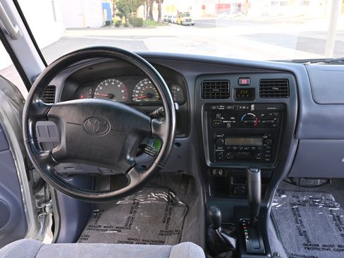 Used 2000 Toyota 4Runner SR5 AWD/4WD image 17