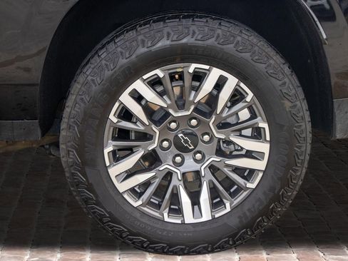 Used 2025 Chevrolet Suburban Z71 image 42