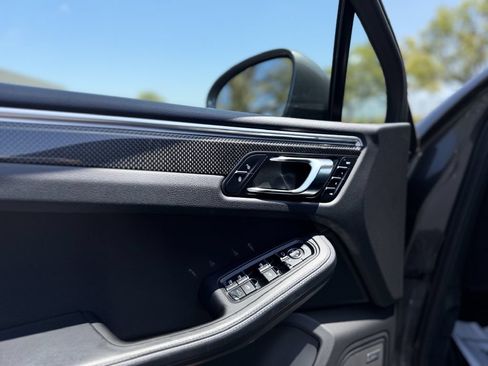 Used 2018 Porsche Macan Turbo AWD/4WD image 9
