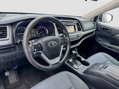 Used 2015 Toyota Highlander LE image 7