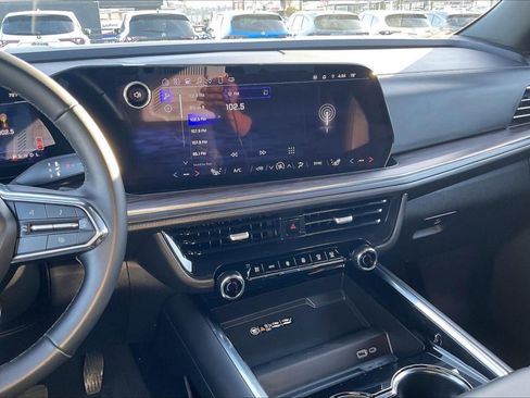 Used 2025 Chevrolet Suburban Z71 image 5