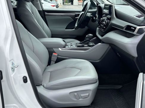 Used 2023 Toyota Highlander Limited FWD image 6