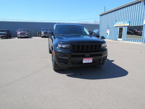 Used 2023 Jeep Grand Cherokee L Limited w/ Black Appearance Package image 3