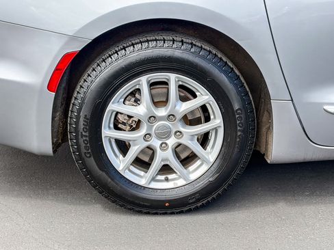Used 2020 Chrysler Pacifica Touring-L FWD image 10