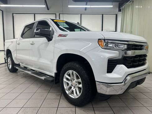 Used 2025 Chevrolet Silverado 1500 LT image 3