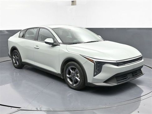 Used 2025 Kia K4 LXS image 2