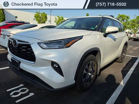 Used 2022 Toyota Highlander XLE AWD/4WD image 1