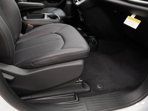 New 2026 Chrysler Pacifica Select image 33