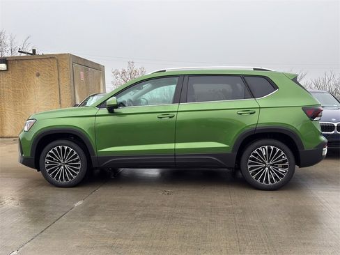 New 2026 Volkswagen Taos SE image 6