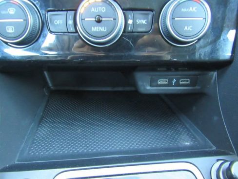 Used 2020 Volkswagen Jetta SE w/ SE Cold Weather Package image 41