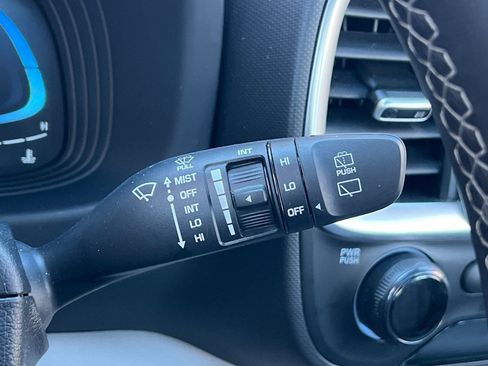 Certified 2025 Hyundai Venue SEL image 34