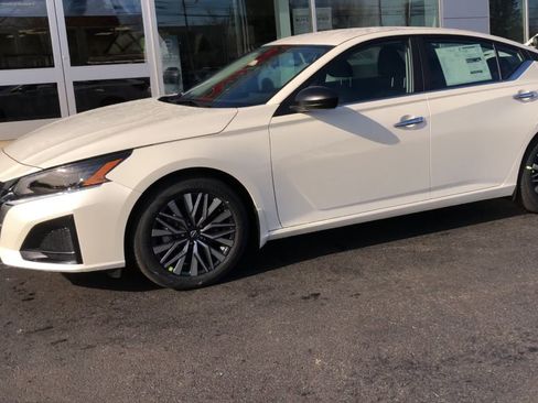 New 2025 Nissan Altima 2.5 SV image 4