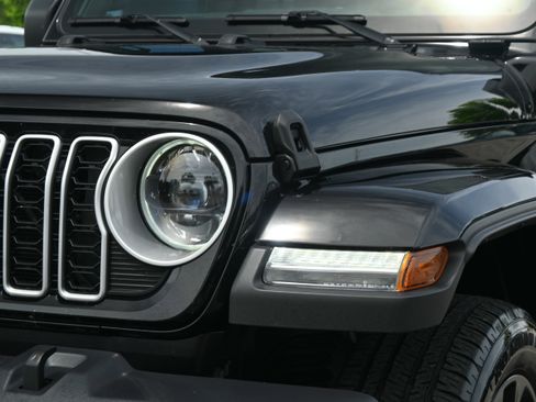 Used 2025 Jeep Wrangler Unlimited Sahara AWD/4WD image 6