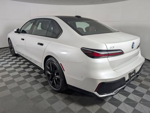 Used 2023 BMW i7 xDrive60 w/ Executive Package 2 AWD/4WD image 3