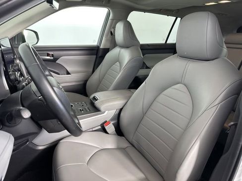 Used 2023 Toyota Highlander XLE AWD/4WD image 13