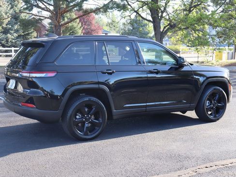 Used 2023 Jeep Grand Cherokee Limited w/ Black Appearance Package AWD/4WD image 4