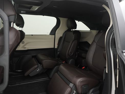 Used 2024 Toyota Sienna Platinum image 15