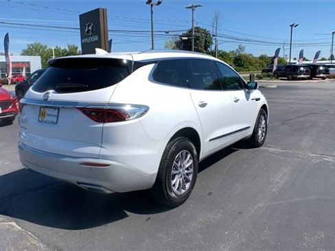 Used 2024 Buick Enclave Essence image 5