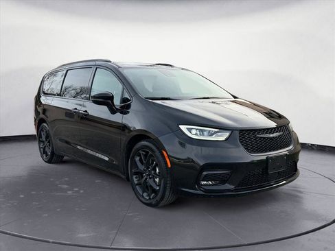 Used 2024 Chrysler Pacifica Limited w/ S Appearance Package image 8