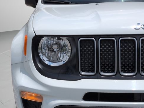 Used 2023 Jeep Renegade Latitude AWD/4WD image 12