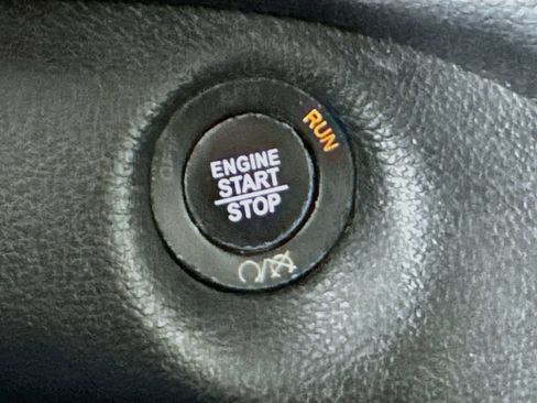Used 2020 Jeep Cherokee Latitude Plus w/ Cold Weather Group FWD image 19