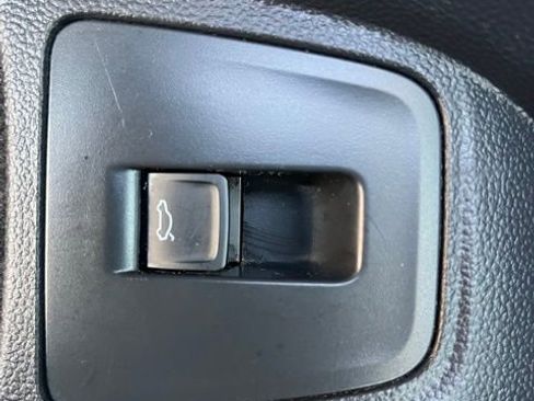 Used 2022 Volkswagen Tiguan SE image 12