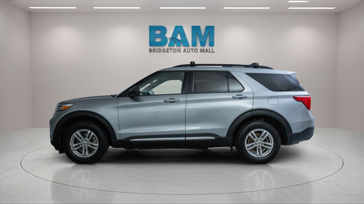 Used 2023 Ford Explorer XLT w/ Equipment Group 202A AWD/4WD image 4