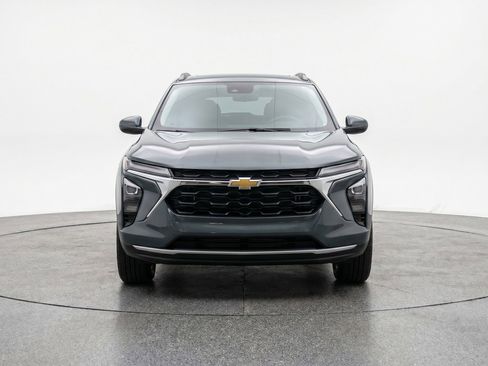 Used 2025 Chevrolet Trax LT w/ LT Convenience Package FWD image 2