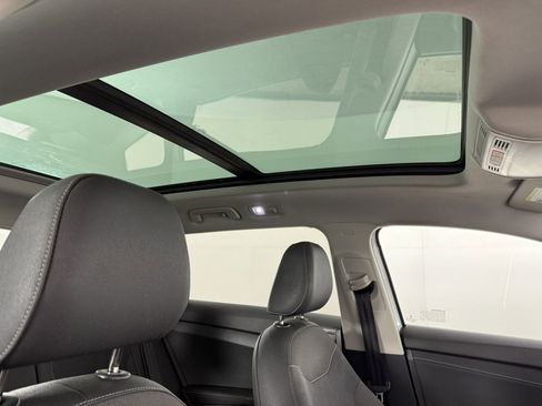 Used 2025 Volkswagen Taos SE image 13