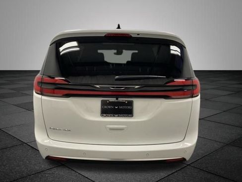 New 2027 Chrysler Pacifica Select FWD image 5