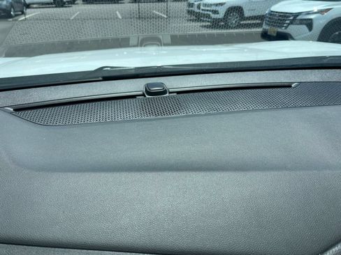 Used 2025 Chevrolet Equinox LT FWD image 17