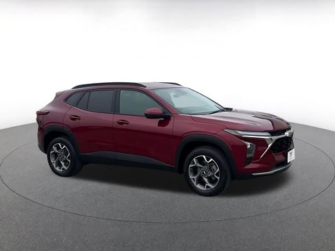 Used 2025 Chevrolet Trax LT image 2