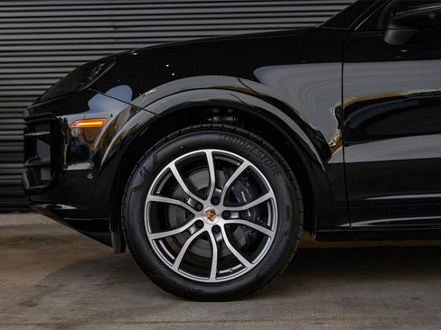 Used 2025 Porsche Cayenne image 10