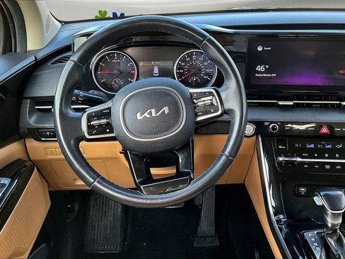 Used 2022 Kia Carnival EX image 10