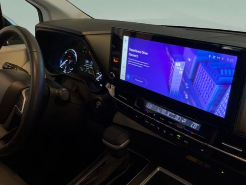 Certified 2025 Toyota Sienna XLE FWD image 40