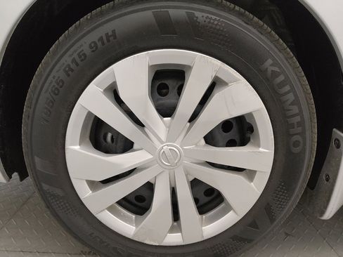 Used 2025 Nissan Versa S w/ Trunk Package image 31