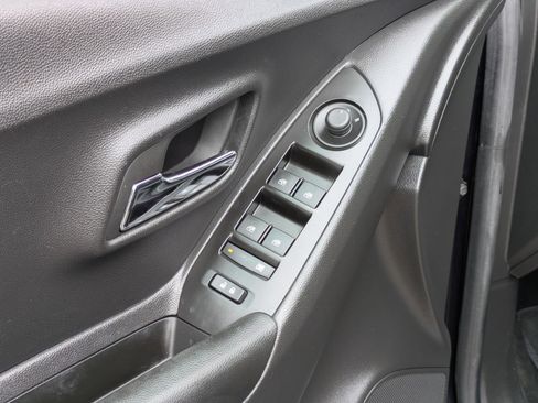 Used 2022 Chevrolet Trax LT w/ Sport Edition image 12