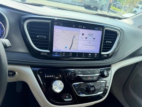 Used 2024 Chrysler Pacifica Limited FWD image 17