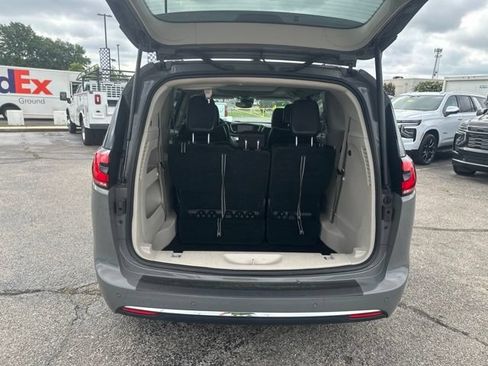 Used 2023 Chrysler Pacifica Limited FWD image 30