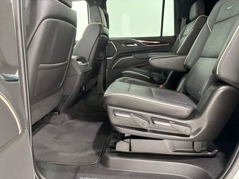 Used 2022 Cadillac Escalade ESV Premium Luxury AWD/4WD image 17