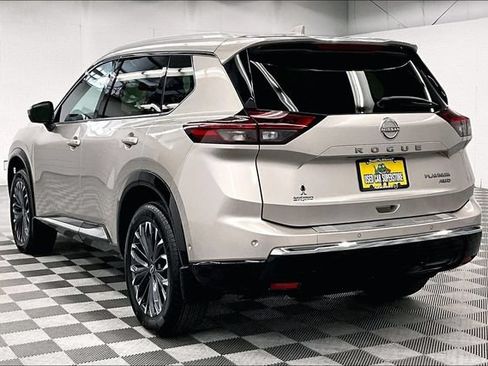 Used 2024 Nissan Rogue Platinum AWD/4WD image 2