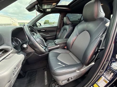 Used 2023 Toyota Highlander XSE FWD image 13