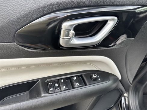 Used 2022 Jeep Compass Limited image 15